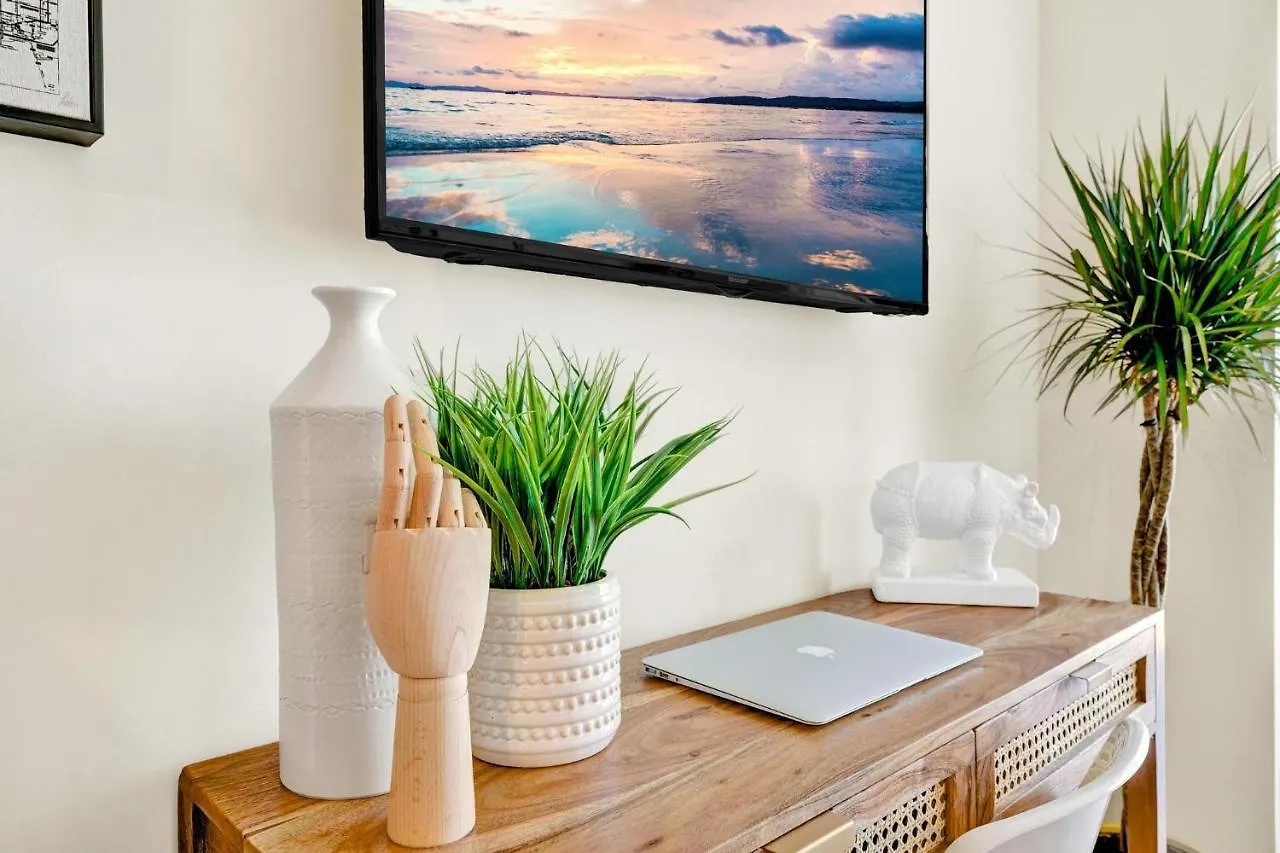 The Diamond Collection - Family Friendly 2 Or 3 Bedroom Suites Toronto